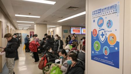 En Chine, les hôpitaux et les crématoriums sont surpeuplés en raison d’une recrudescence des infections respiratoires, affirment des habitants