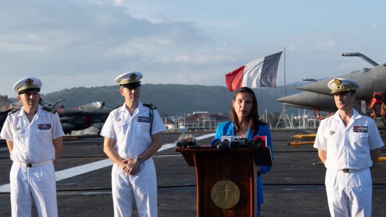 L'ambassadrice de France aux Philippines, Marie Fontanel (2e à d.), s'exprime pendant que le capitaine Georges-Antoine Florentin (2e à g.), commandant du porte-avions français Charles de Gaulle, le contre-amiral Jacques Mallard (à d.), commandant du groupe aéronaval français, et le capitaine Guillaume Denis (à g.), commandant de l'escadre aéronavale française, assistent à une conférence de presse à bord du Charles de Gaulle, amarré à l'ancienne base navale américaine de la Baie de Subic, dans la province de Zambales, aux Philippines, le 23 février 2025. américaine à Subic Bay, dans la province de Zambales, aux Philippines, le 23 février 2025. Ted Aljibe/AFP via Getty Images