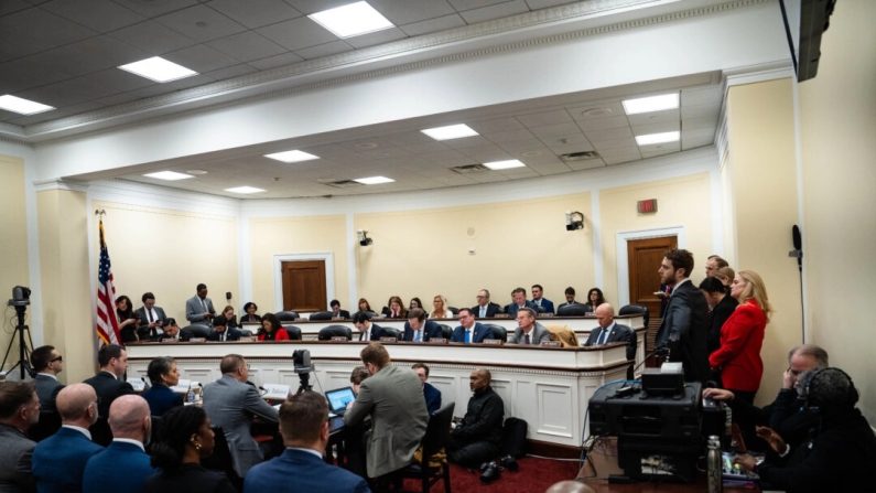 La présidente de la sous-commission sur l'efficacité du gouvernement de la Chambre des représentants, Marjorie Taylor Greene, et d'autres législateurs se réunissent lors d'une audience au Capitole, à Washington, le 12 février 2025. Madalina Vasiliu/Epoch Times