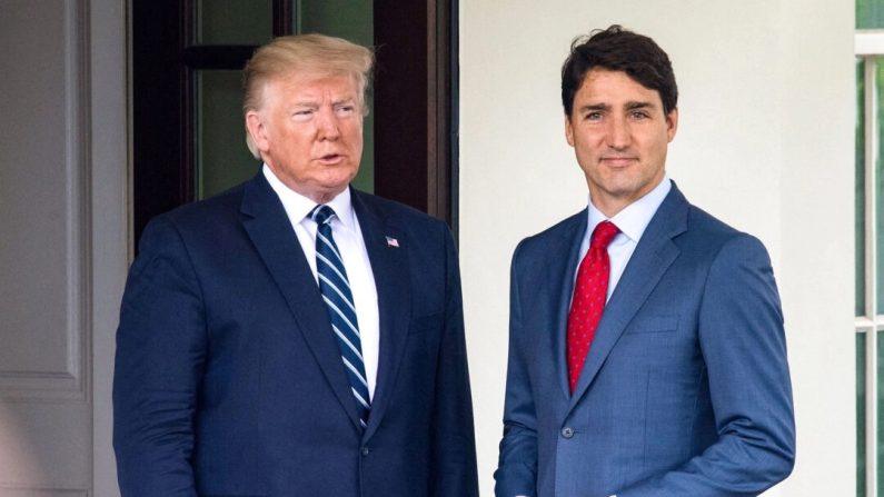 Le président américain Donald Trump salue le Premier ministre Justin Trudeau à la Maison-Blanche à Washington, le 20 juin 2019. (Nicholas Kamm/AFP via Getty Images)