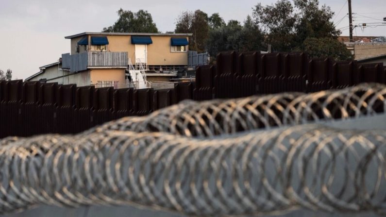 Vue sur le mur frontalier de Tijuana, au Mexique, le 29 janvier 2025. (John Fredricks/Epoch Times)