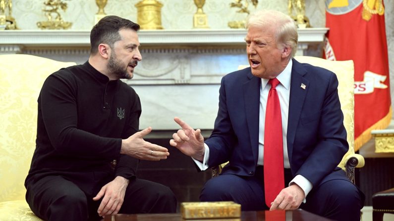 Le président américain Donald Trump et le président ukrainien Volodymyr Zelensky se rencontrent dans le bureau ovale de la Maison-Blanche à Washington, le 28 février 2025. (Saul Loeb/AFP via Getty Images)