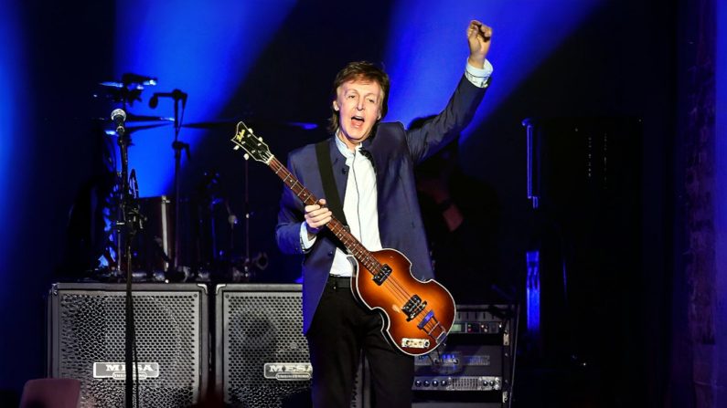 Paul McCartney se produit au Save Mart Center le 13 avril 2016 à Fresno, en Californie. (Steve Jennings/Getty Images)