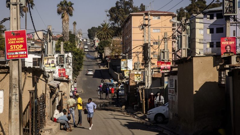 Des personnes se retrouvent dans la rue dans le township d'Alexandra à Johannesburg, en Afrique du Sud, le 31 mai 2024. (Chris McGrath/Getty Images)