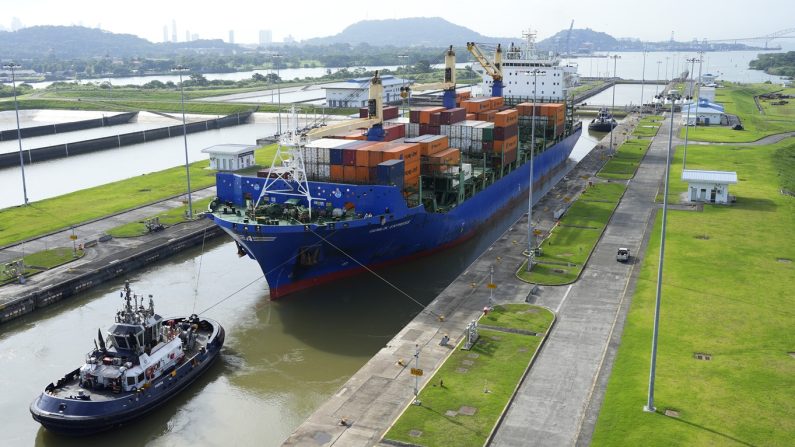 Un cargo et un remorqueur franchissent les écluses de Cocoli sur le canal de Panama, à Panama, le 12 août 2024. (ARNULFO FRANCO/AFP via Getty Images)