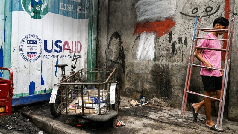 Un panneau de l'agence humanitaire du gouvernement américain, l'USAID, apparaît sur un conteneur de fret à Manille, aux Philippines, le 4 février 2025. (Jam Sta Rosa/AFP via Getty Images)