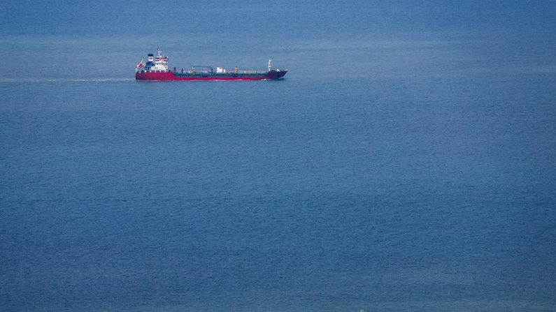 Un navire des garde-côtes taïwanais patrouille alors qu'un cargo navigue vers la Chine continentale, au large des îles Matsu, le 15 octobre 2024, un jour après les exercices militaires "Joint Sword-2024B" menés par la Chine autour de Taïwan. (Daniel Ceng/AFP via Getty Images)