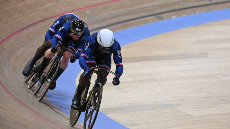 Sébastien Vigier, Timmy Gillion et Rayan Helal ont décroché le titre européen en vitesse par équipes lors de la première journée des Championnats d'Europe de cyclisme sur piste, mercredi à Zolder. (Photo : SEBASTIEN BOZON/AFP via Getty Images)