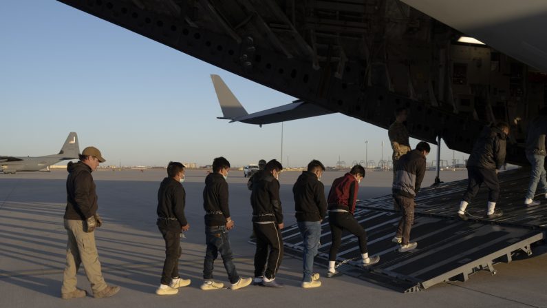 Des agents de sécurité des douanes et de la protection des frontières des États-Unis guident des immigrants illégaux à bord d'un C-17 Globemaster III affecté à la 60e Escadre de mobilité aérienne pour un vol de renvoi à Fort Bliss, au Texas, le 23 janvier 2025. (Photo du ministère américain de la Défense par le sergent de première classe Nicholas J. De La Pena de l'armée américaine)