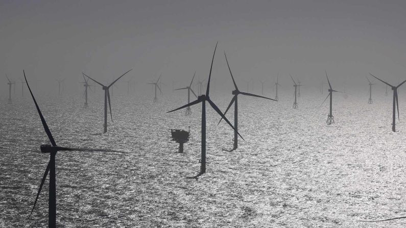 Des éoliennes lors de l'installation du parc éolien offshore Kaskasi de RWE au large de l'île d'Helgoland, en Allemagne du Nord, le 23 mars 2023. (Christian Charisius/AFP via Getty Images)