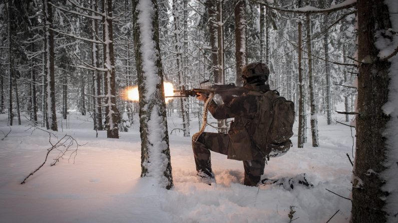 Un soldat français participe à un exercice important dans le cadre du déploiement de la « présence avancée renforcée » (EFP) de l'OTAN en Pologne et dans les pays baltes d'Estonie, de Lettonie et de Lituanie, au camp militaire estonien de Tapa, près de Rakvere, en Estonie, le 5 février 2022. (Alain Jocard/AFP via Getty Images)