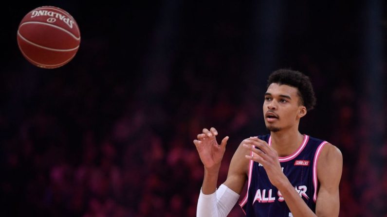 Victor Wembanyama effectue ses débuts au All-Star Game NBA, dimanche, une étape marquante pour le Français de 21 ans sur la route du sommet de la NBA, que beaucoup lui prédisent. (Photo : JULIEN DE ROSA/AFP via Getty Images)