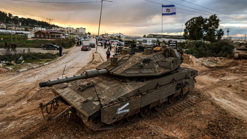 Des chars israéliens entrent dans le camp de réfugiés palestiniens de Jénine, en Cisjordanie, le 23 février 2025. (Jaafar Ashtiyeh/AFP via Getty Images)