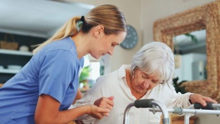 Ostéoporose et fractures de la hanche : les menaces silencieuses qui pèsent sur les os vieillissants