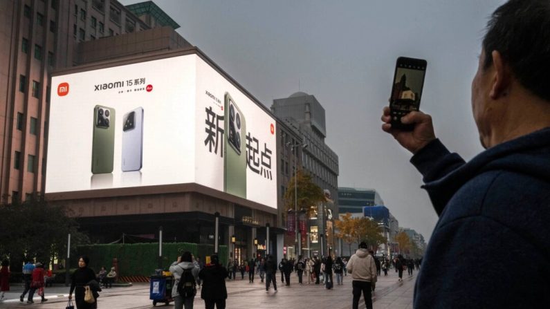 Un panneau d'affichage électronique montre une publicité pour le fabricant chinois de téléphones Xiaomi sur un bâtiment dans un quartier commerçant populaire de Pékin, en Chine, le 8 novembre 2024. (Kevin Frayer/Getty Images)