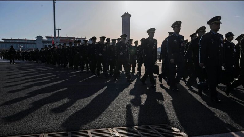 Des délégués militaires chinois marchent en ligne à leur arrivée à la deuxième session plénière du Congrès national du peuple, l'organe législatif suprême de la Chine, dans le Grand Hall du peuple à Pékin, le 8 mars 2024. Kevin Frayer/Getty Images