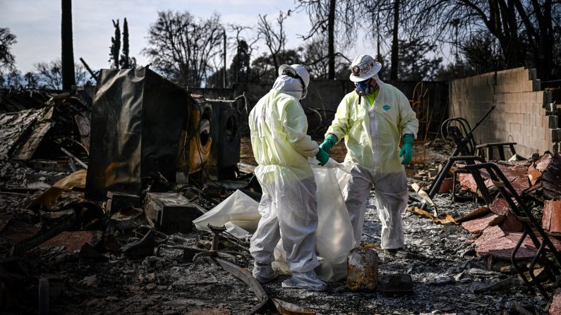 Des contractants de l'Agence de protection de l'environnement enlèvent des déchets ménagers dangereux en fouillant les maisons endommagées par l'incendie d'Eaton à Altadena, en Californie, le 30 janvier 2025. (Patrick T. Fallon/AFP via Getty Images)