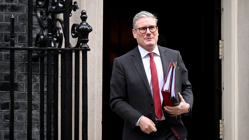 Le Premier ministre britannique Keir Starmer quitte Downing Street à Londres, le 29 janvier 2025. (Leon Neal/Getty Images)