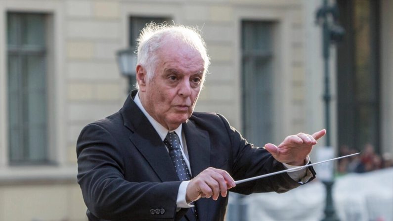 Daniel Barenboim dirige des musiciens et des chanteurs lors d'une représentation gratuite en plein air sur la place Bebelplatz à Berlin, en Allemagne, le 30 septembre 2017. (Omer Messinger/Getty Images)