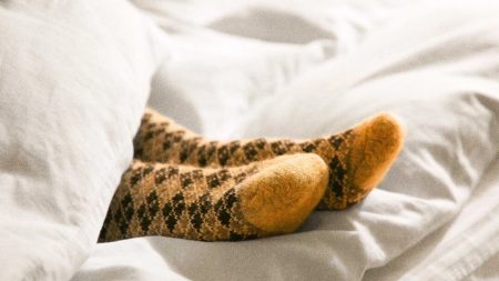 Le port de chaussettes peut nous aider à nous endormir plus rapidement – voici pourquoi