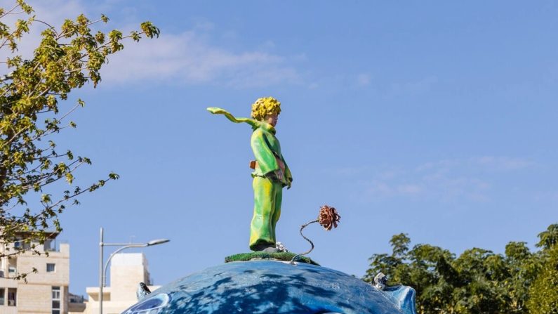 Monument dédié au personnage d'Antoine de Saint-Exupéry, le Petit Prince, sur sa planète natale avec la rose rouge, à Eilat, en Israël. La dévotion du Petit Prince pour sa fleur perdue depuis longtemps souligne le thème de l'amour, de la perte, de la solitude et de la nostalgie. AllyE/Shutterstock