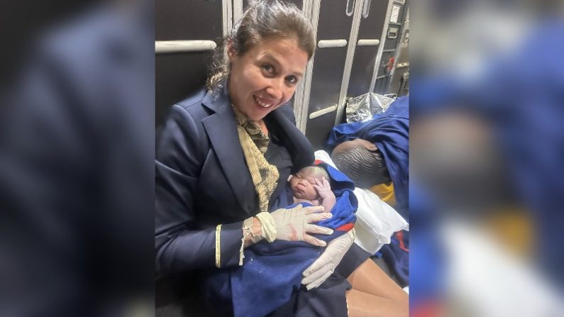 Bébé Fanta est née peu après le décollage de l'avion qui reliait Dakar à Bruxelles. (Crédit : Brussel Airlines)