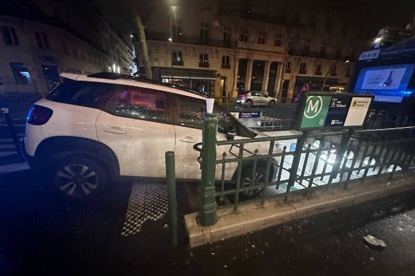 Un automobiliste a pris l’entrée de la station Chaussée d’Antin-La Fayette (9e arrondissement) pour l’entrée d’un parking, le 8 février 2025. (Crédit photo compte Facebook d’Erik Svane)