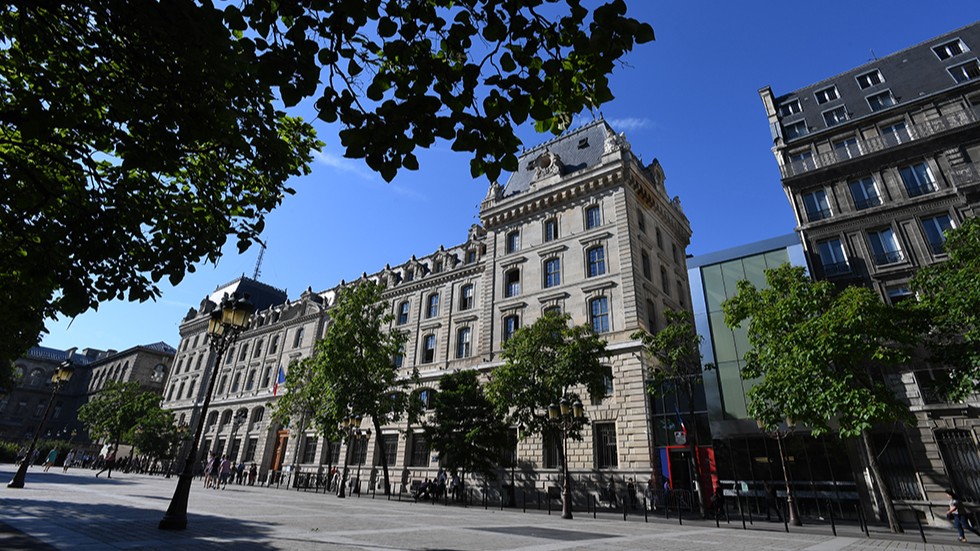 Attaque à la préfecture de police de Paris : la garde à vue du suspect a été "levée pour raison médicale"