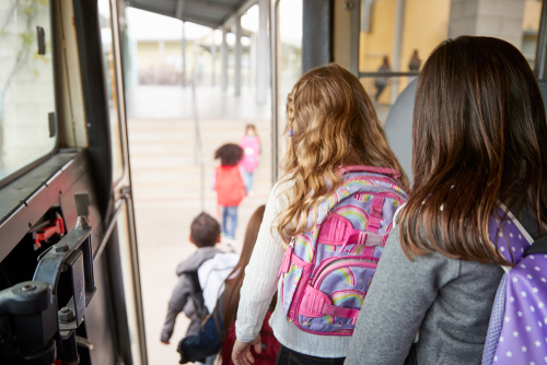 Dordogne : un enfant de 3 ans oublié plus de trois heures dans un bus lors d’une sortie scolaire, une enquête ouverte