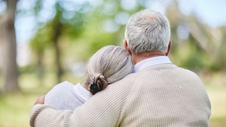 Après 65 ans de vie commune, il meurt quelques jours après sa femme, ils sont enterrés ensemble le jour de la Saint-Valentin