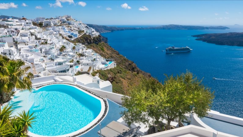 Vue sur Santorin depuis une villa de luxe. (Photo : Olga Gavrilova/Shutterstock)