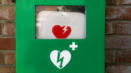 Au moins 30 % des défibrillateurs cardiaques installés en France seraient hors service