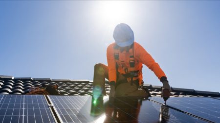 Baisse des aides à l’installation des panneaux solaires : la filière photovoltaïque s’insurge