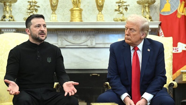 Le Président américain Donald Trump et son homologue ukrainien Volodymyr Zelensky (à g.) dans le bureau ovale de la Maison-Blanche à Washington le 28 février 2025. (Saul Loeb/AFP via Getty Images)