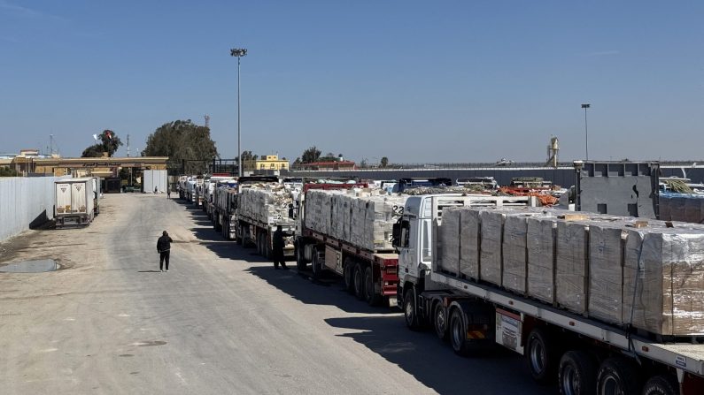 Des camions transportant de l'aide humanitaire sont alignés du côté égyptien du poste frontière de Rafah avec la bande de Gaza, le 2 mars 2025, après qu'Israël a suspendu l'entrée des fournitures dans l'enclave palestinienne. (-/AFP via Getty Images) 