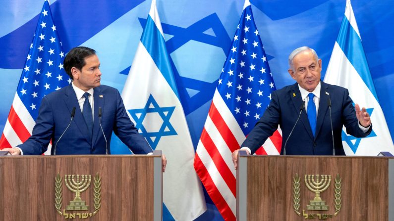 Le secrétaire d'État américain Marco Rubio (à g.) et le Premier ministre israélien Benyamin Netanyahou font une déclaration commune aux médias dans le bureau du Premier ministre à Jérusalem, le 16 février 2025. (Ohad Zwigenberg/Pool/AFP via Getty Images)