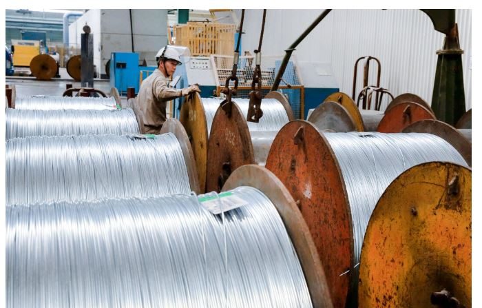 Un ouvrier travaille avec des câbles d'acier dans une usine sidérurgique à Nantong, province chinoise du Jiangsu, le 3 juillet 2018. (-/AFP/Getty Images)