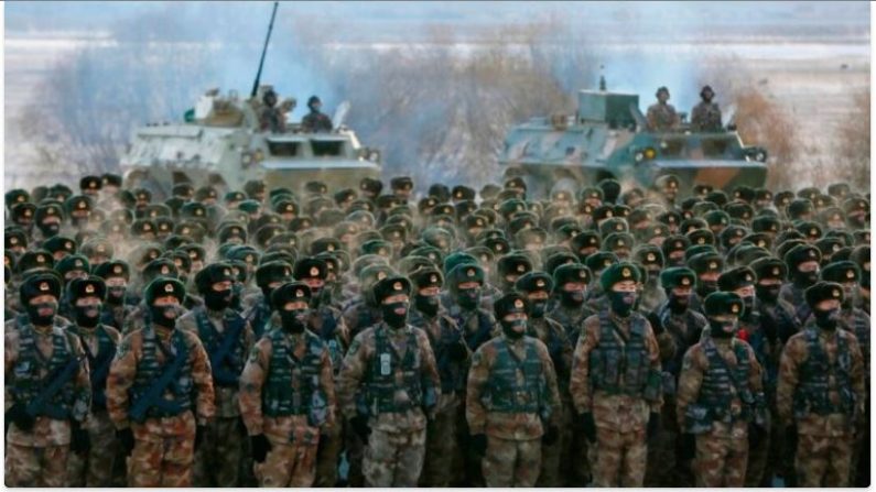 Des soldats de l'Armée populaire de libération (APL) chinoise lors d'un entraînement dans la région autonome du Xinjiang, le 4 janvier 2021. (Photo STR/AFP via Getty Images)