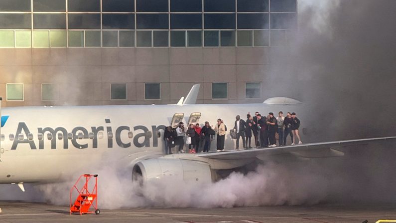 Un avion d'American Airlines a pris feu à l'aéroport international de Denver (Colorado) le 13 mars 2025. (Crédit Photo CDN Digital sur X)