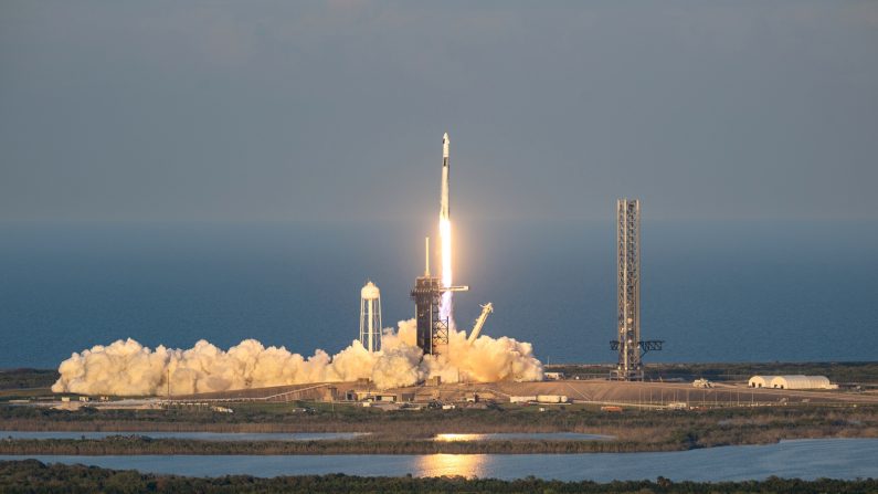 La fusée Falcon 9 de SpaceX et le vaisseau spatial Dragon sont lancés depuis le complexe de lancement 39A du Centre spatial Kennedy de la NASA à Cap Canaveral en Floride, le 14 mars 2025. (Brandon Bell/Getty Images)