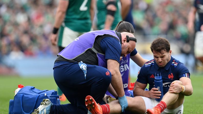 Après sa rupture des ligaments croisés du genou, Antoine Dupont devrait retrouver les terrains dans un "délai idéal" de "huit mois", estime auprès de l'AFP Jean-Philippe Hager, ancien médecin du XV de France. (Photo : Charles McQuillan/Getty Images)