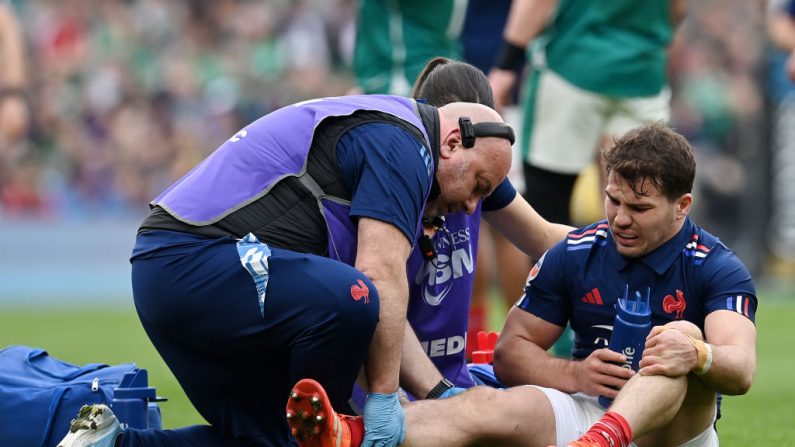 Le demi de mêlée et capitaine du XV de France Antoine Dupont est sorti blessé au genou à la 29e minute du match du Tournoi des six nations contre l'Irlande samedi à Dublin. (Photo : Charles McQuillan/Getty Images)