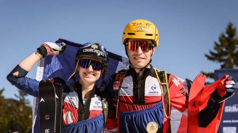 Emily Harrop et Thibault Anselmet sont devenus lundi à Morgins (Suisse) champions du monde du relais mixte en ski-alpinisme, discipline qui fera son entrée sous sa forme actuelle au programme olympique l'an prochain sur les pistes de Bormio en Italie. (Photo : GABRIEL MONNET/AFP via Getty Images)