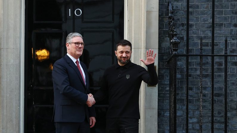 Le Premier ministre britannique Keir Starmer accueille le président ukrainien Volodymyr Zelensky au 10 Downing Street, à Londres, le 1er mars 2025. (Peter Nicholls/Getty Images)