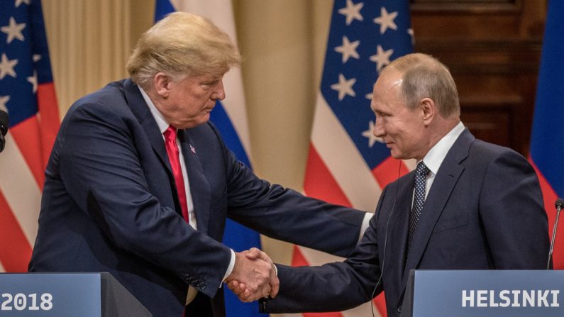 Les présidents américain  et russe Trump et Poutine se serrent la main lors d'une conférence de presse conjointe après leur sommet, le 16 juillet 2018 à Helsinki, en Finlande. (Chris McGrath/Getty Images)