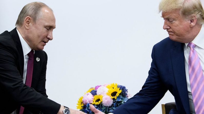 Le président russe Vladimir Poutine avec le président américain Donald Trump lors du sommet du G20 à Osaka, le 28 juin 2019. (BRENDAN SMIALOWSKI/AFP via Getty Images)