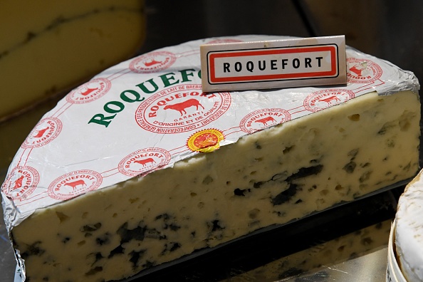 Une photo prise le 18 octobre 2019 montre le fromage de Roquefort AOP (Appellation d'Origine Protégée) lors du salon de l'AOP devant l'Hôtel de Ville à Paris. (BERTRAND GUAY/AFP via Getty Images)