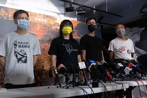 Les membres du comité permanent de l'Alliance de Hong Kong pour le soutien des mouvements démocratiques patriotiques de Chine (de gauche à droite) Tang Ngok-kwan, Chow Hang-tung, Simon Leung Kam-wai et Tsui Hon-kwong participent à une conférence de presse au Musée du 4 juin à Hong Kong, le 5 septembre 2021, annonçant qu'ils ne soumettront aucun document au Département de la sécurité nationale de la police et qu'ils tiendront une prochaine réunion pour voter sur la dissolution. (BERTHA WANG/AFP via Getty Images)