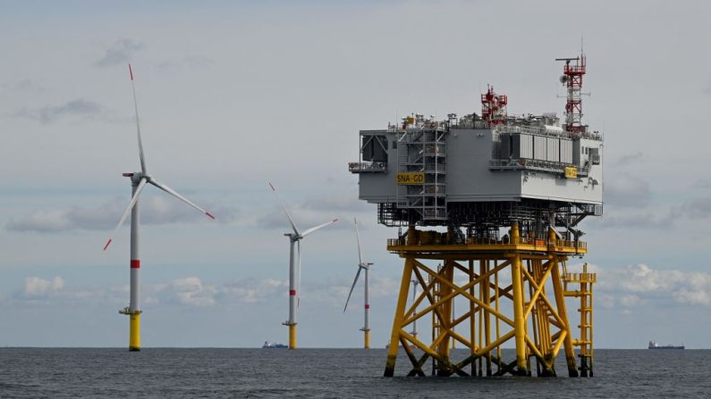 Des éoliennes et une sous-station électrique sur le premier parc éolien offshore français au large des côtes de La Turballe, dans l'ouest de la France, le 30 septembre 2022. (DAMIEN MEYER/AFP via Getty Images)