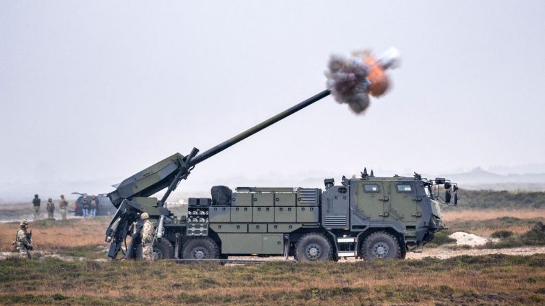 
L'armée danoise présente son nouveau système de canons Caesar de fabrication française à Oksboel, le 12 novembre 2021. (HENNING BAGGER/Ritzau Scanpix/AFP via Getty Images)